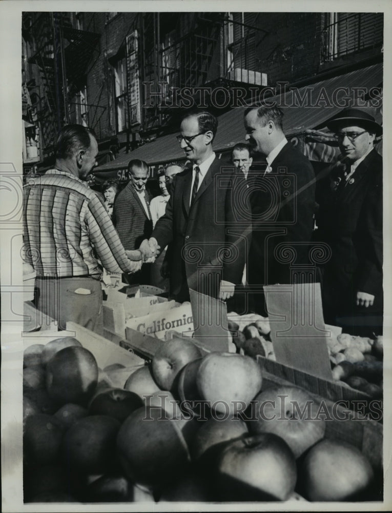 1962 Press Photo NEW YORK POLITICAL APPLE POLISHING NYC- Historic Images