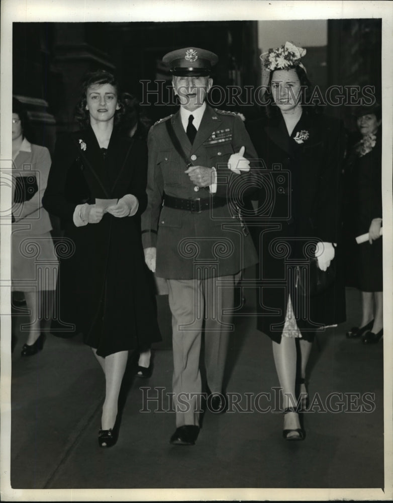 1943 Press Photo NEW YORK IN FIFTH AVENUE PARADE- Historic Images