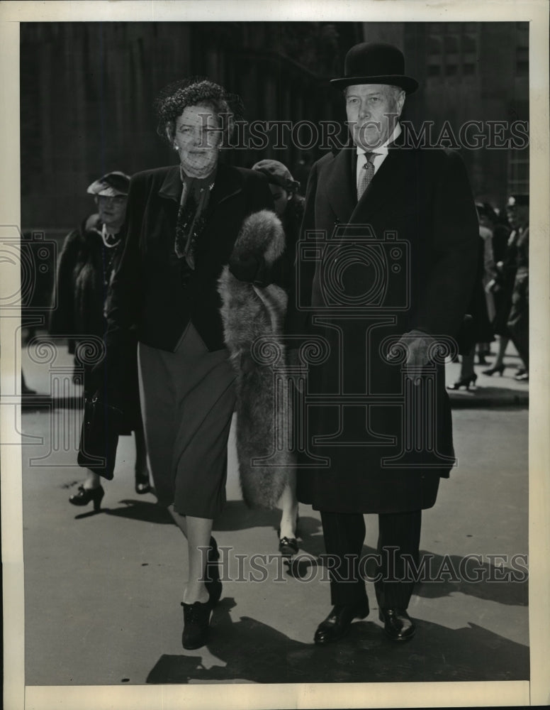 1943 Press Photo NEW YORK SOCIALITES AT ST BARTHOLOMEW'S NYC - neny20184