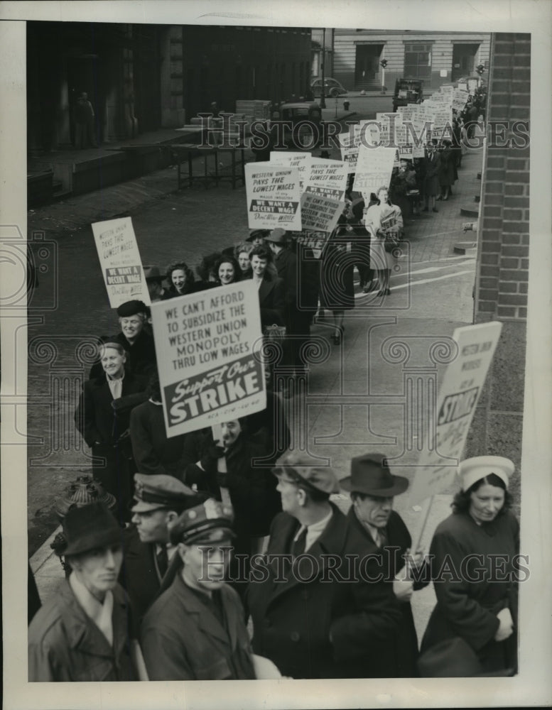 1946 Press Photo New York Bee Bus Line Long Island Strikers NYC - neny20199- Historic Images