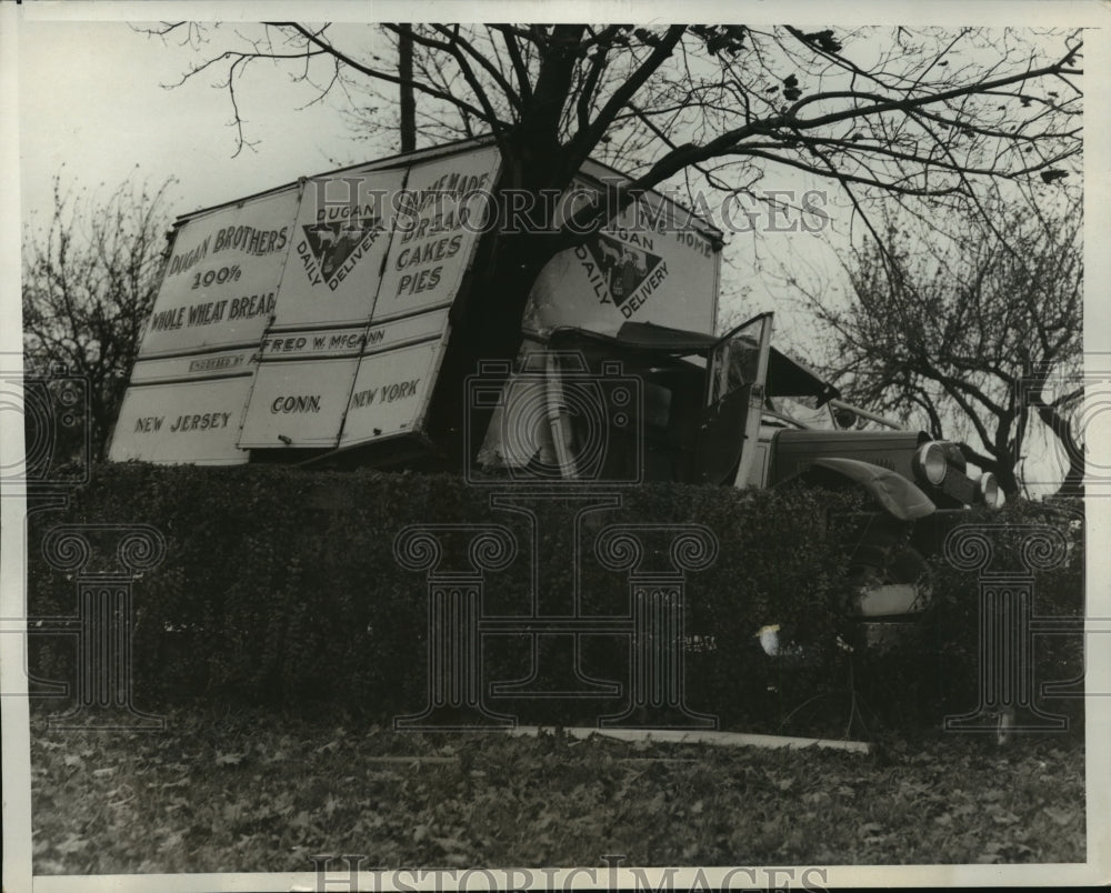 1932 Press Photo New York Bread truck skidded into a tree at Jehrico LI NYC