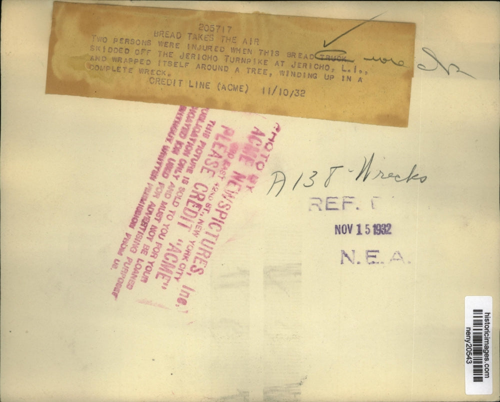 1932 Press Photo New York Bread truck skidded into a tree at Jehrico LI NYC