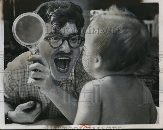 1955 Press Photo New York Josef Schneider & baby Laurie Ann McCloud NYC