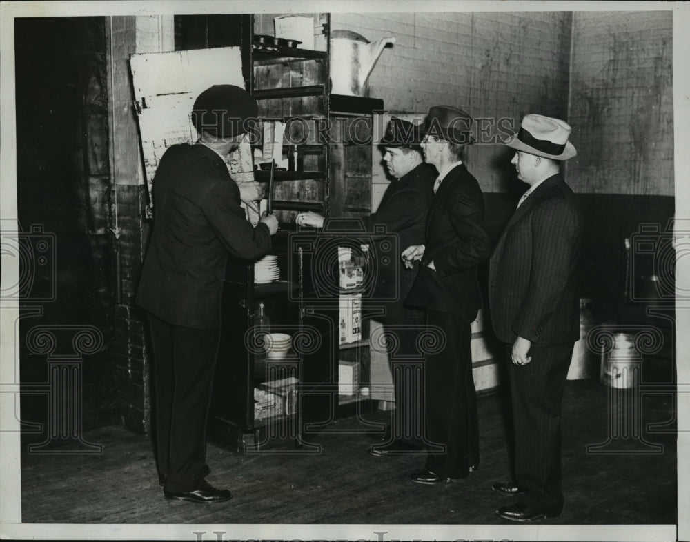 1934 Press Photo New York Welfare Island Prison Raided by Police NYC- Historic Images