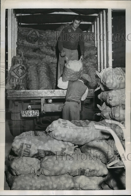 1952 Press Photo New York Potato Service Company Last Shipment in Shortage NYC