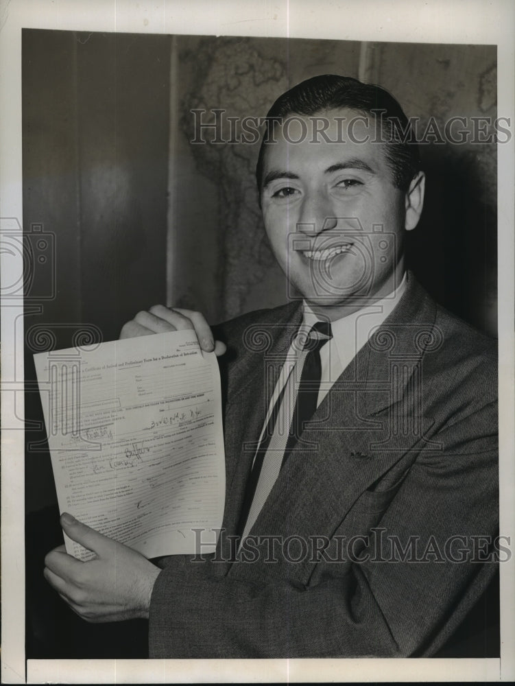 1947 Press Photo New York Corp. Leon Rosenberg Signs Citizenship Papers NYC- Historic Images