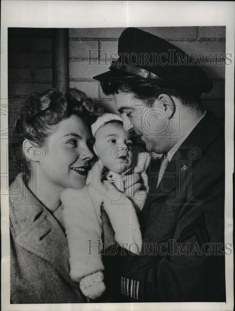 1947 Press Photo New York Carl Romano Meets is GI Pop CPL Dominick Romano NYC