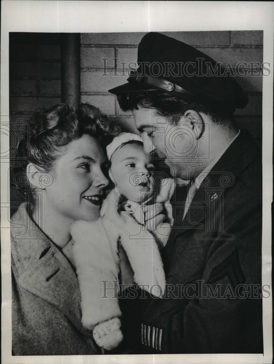 1947 Press Photo New York Carl Romano Meets is GI Pop CPL Dominick Romano NYC