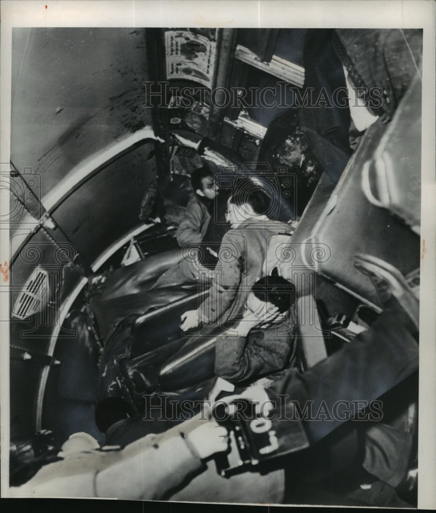 1950 Press Photo New York Rockville Center Train Wreck Passengers NYC