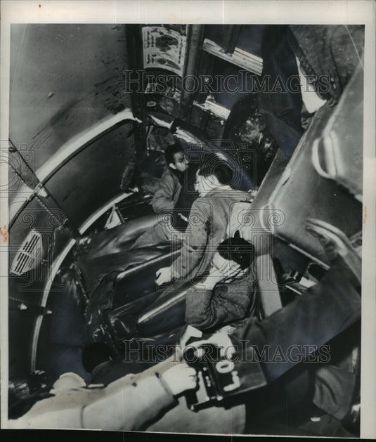 1950 Press Photo New York Rockville Center Train Wreck Passengers NYC
