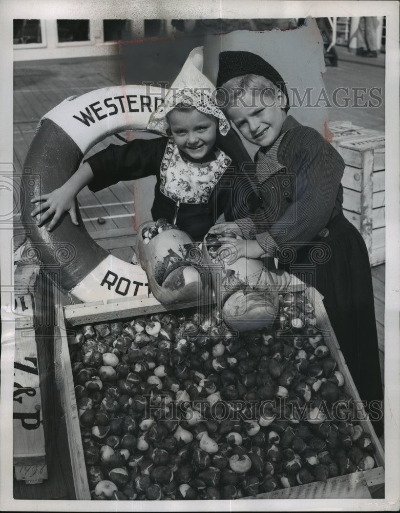 1953 Press Photo New York Christine Eschock and Gary Hill welcomed Tulip Bulbs