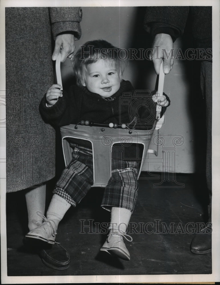 1956 Press Photo New York Michael Zeiler ride like emperor in a Sedan Chair NYC.