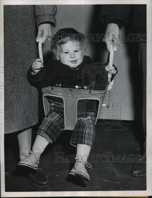 1956 Press Photo New York Michael Zeiler ride like emperor in a Sedan Chair NYC.