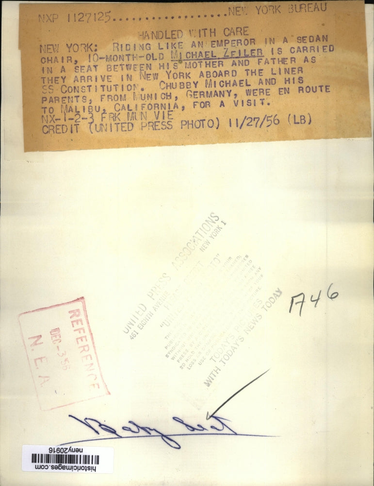 1956 Press Photo New York Michael Zeiler ride like emperor in a Sedan Chair NYC.