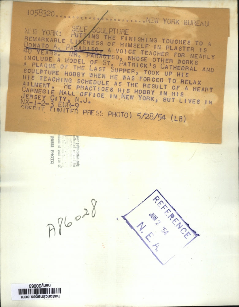 1954 Press Photo New York Donato A Paradiso & bust of himself iin NYC