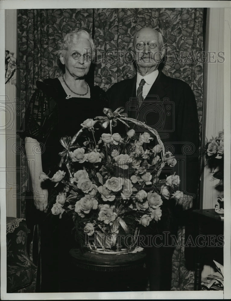 Load image into Gallery viewer, 1933 Press Photo New York Mr &amp; Mrs Edson Smith celebrate anniversary NYC
