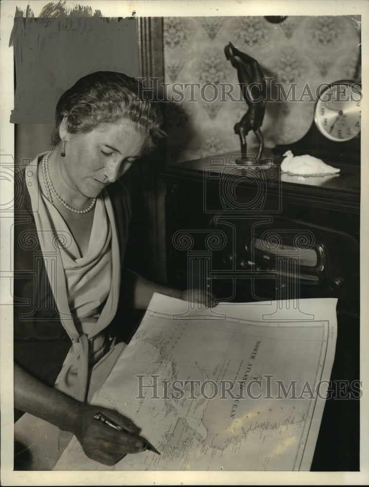 1932 Press Photo NEW YORK AWAITING NEWS OF OCEAN FLIGHT NYC- Historic Images