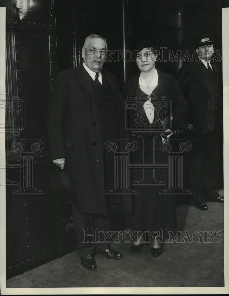 1933 Press Photo NEW YORK THE CHILEAN ENVOY LEAVES TO CONFER WITH THE PRES NYC