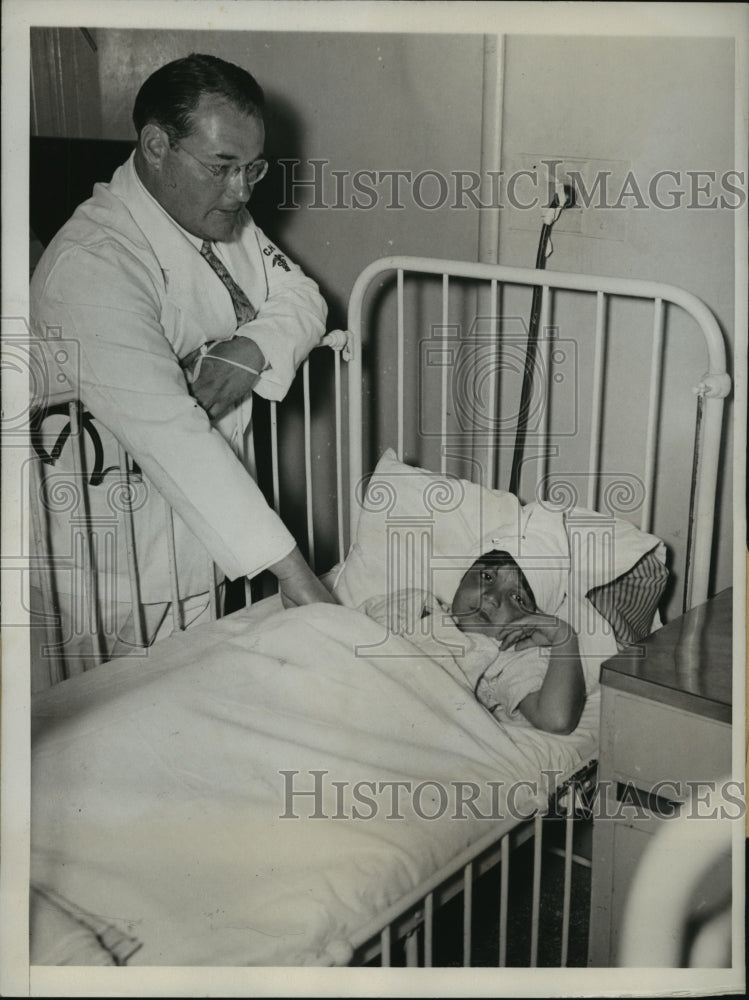 1933 Press Photo New York Dr Goldwin Aids Theresa Tropasso After Attack NYC- Historic Images