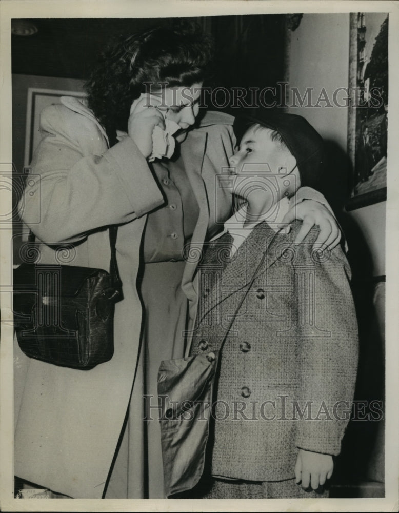 1949 Press Photo NEW YORK GERMAN WAR BRIDE REUNITED WITH SON NYC - neny21182