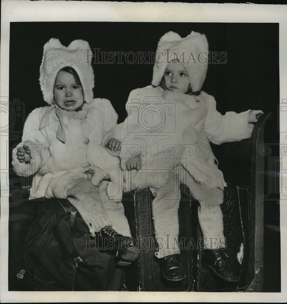1947 Press Photo New York Renate and Angelika Steckley dressed for Christmas NYC