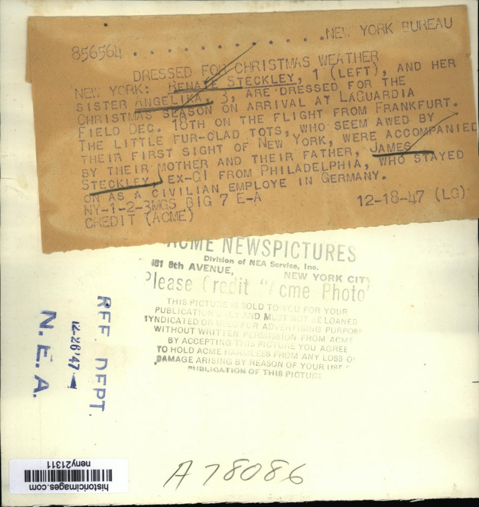 1947 Press Photo New York Renate and Angelika Steckley dressed for Christmas NYC