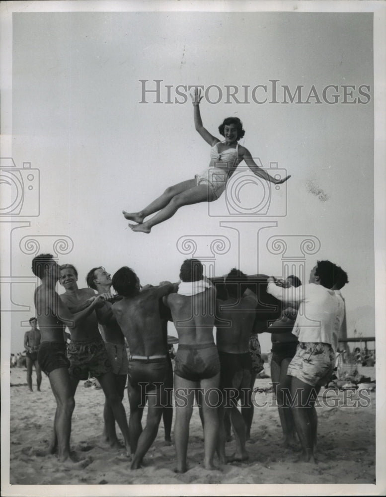 1947 Press Photo New York Deaf & dumb persons at Jones Beach near NYC