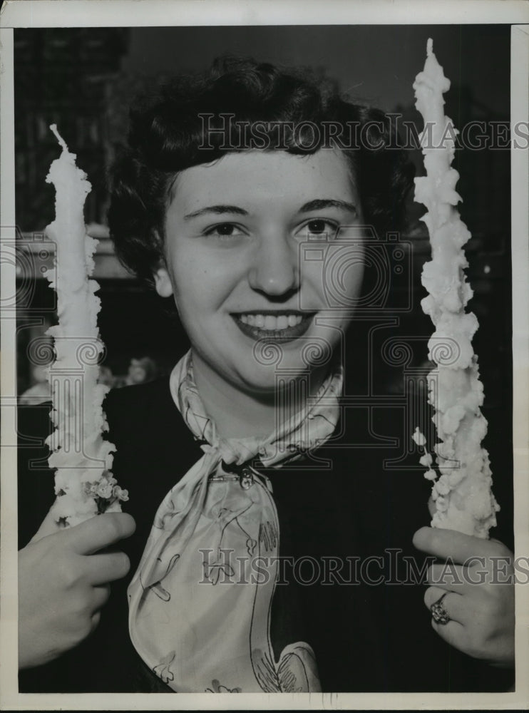 1947 Press Photo New York Rita Piskel &amp; candles for Queen Elizabeth from NYC- Historic Images