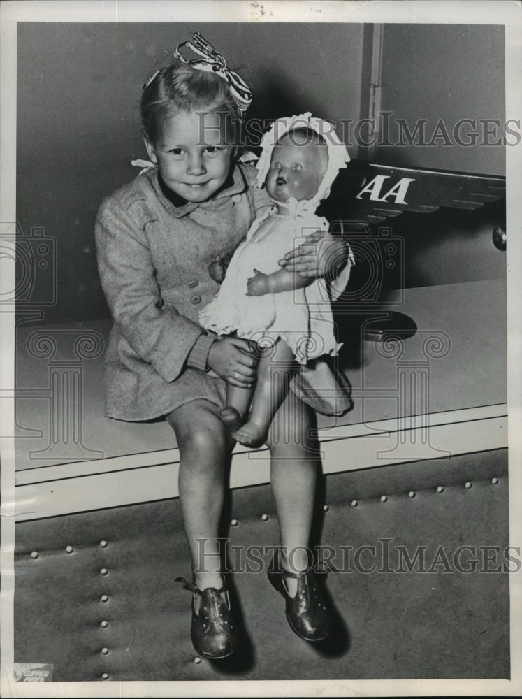 1947 Press Photo New York Lorraine Larsen & doll arrive from London in NYC