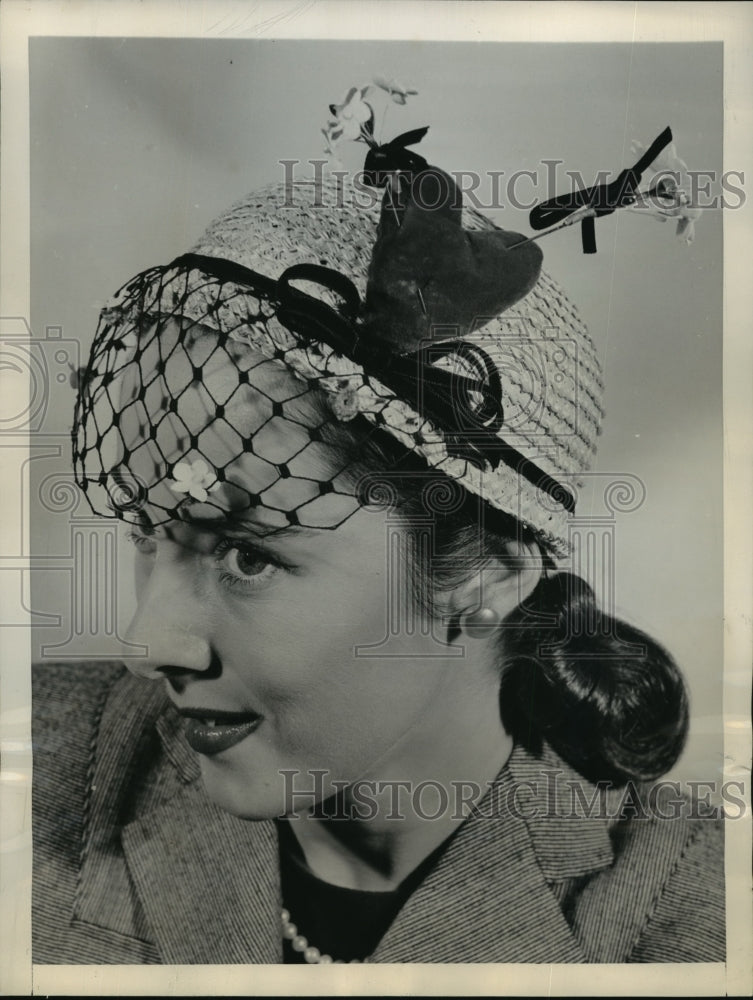 Load image into Gallery viewer, 1957 Press Photo New York Woman wears Valentine cloche of natural straw NYC
