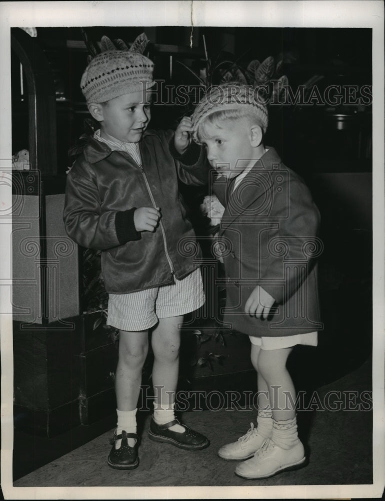 1949 Press Photo New York Brian Searles & Richard Vrana aboard Queen Elizabeth - Historic Images