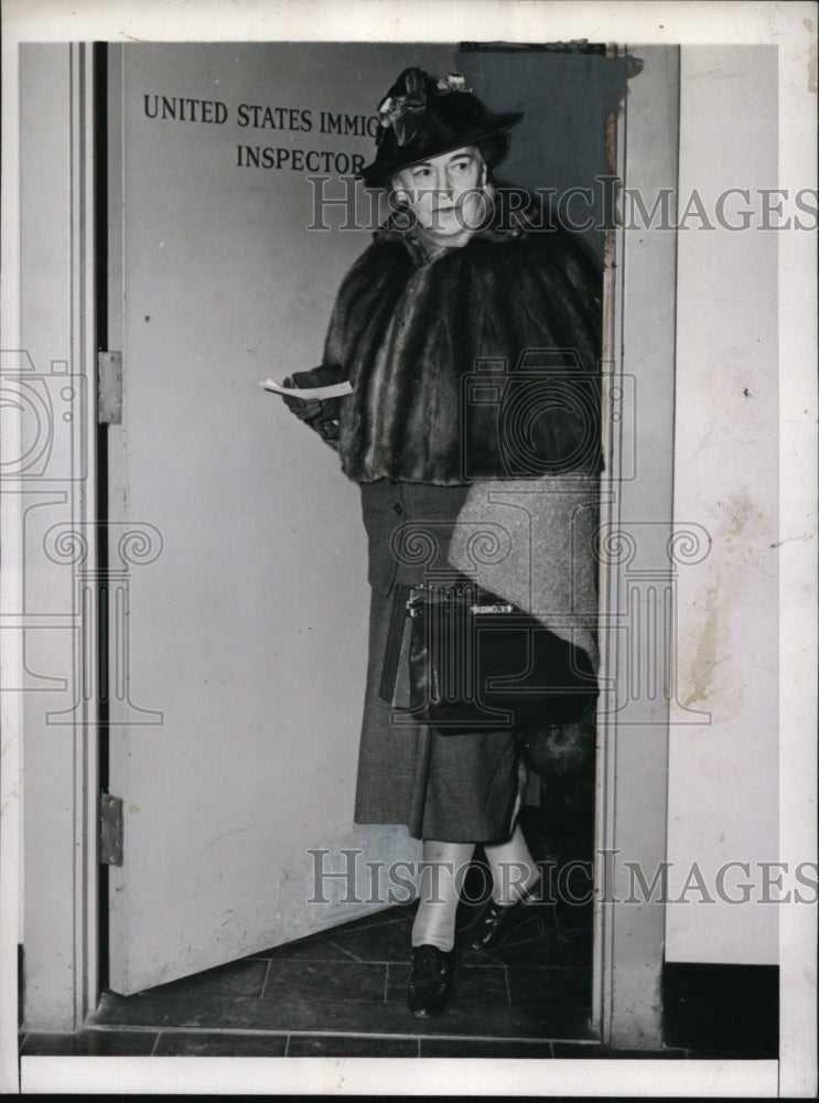 1940 Press Photo New York Dixie Clipper Arrival Lady Elizabeth Cheylesmore NYC