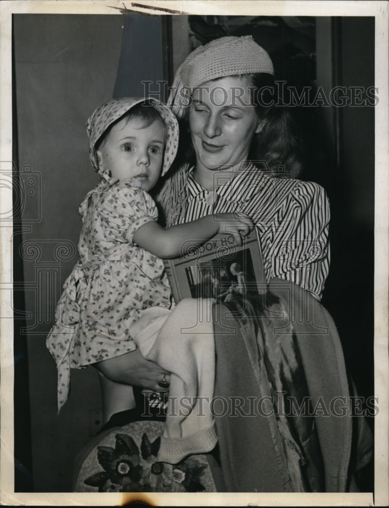 Load image into Gallery viewer, 1942 Press Photo NEW YORK HEADED FOR MASSACHUSETTS NYC - neny21688
