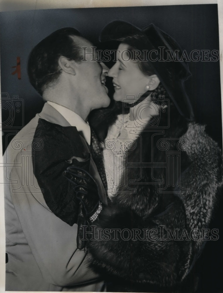 1940 Press Photo Elizabeth Belas Good Bye to Tom Joyce, Military training NYC