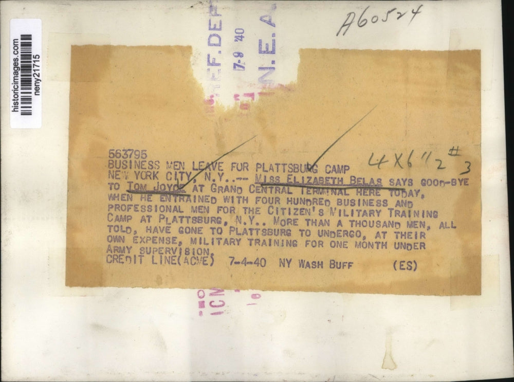 1940 Press Photo Elizabeth Belas Good Bye to Tom Joyce, Military training NYC