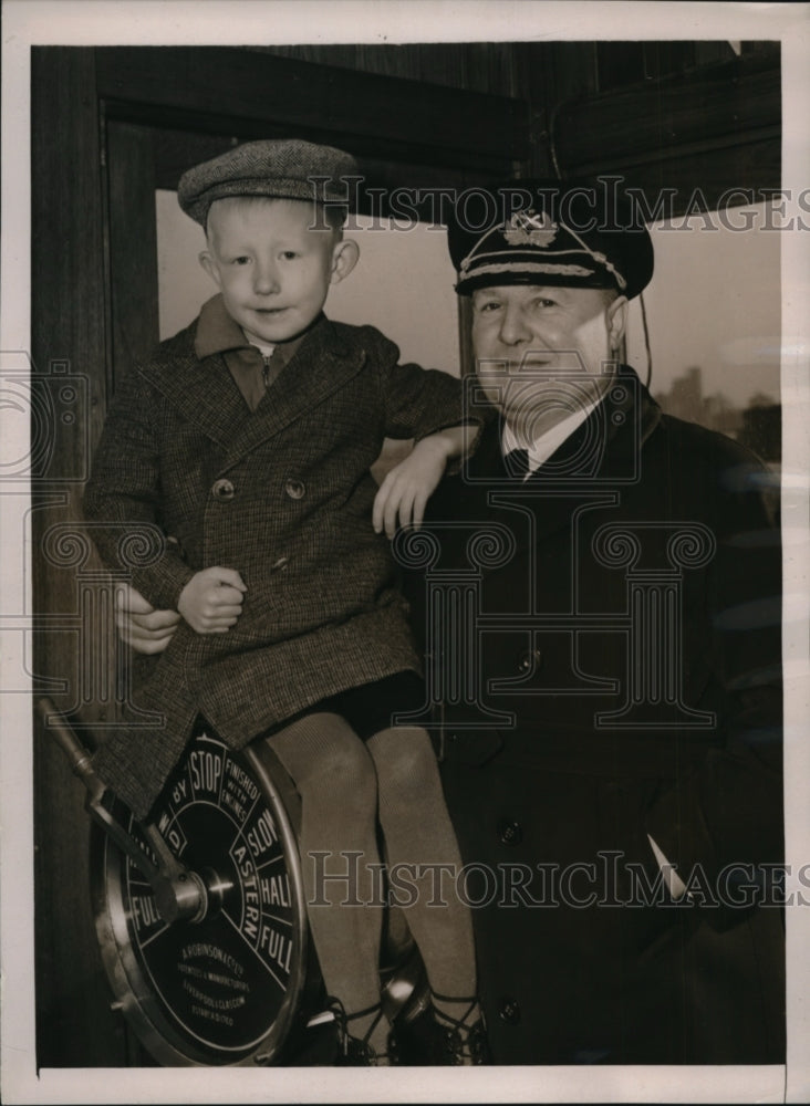 Load image into Gallery viewer, 1940 Press Photo New York Reano Suokas, Capt. Alex Sjoblom aboard freighter NYC

