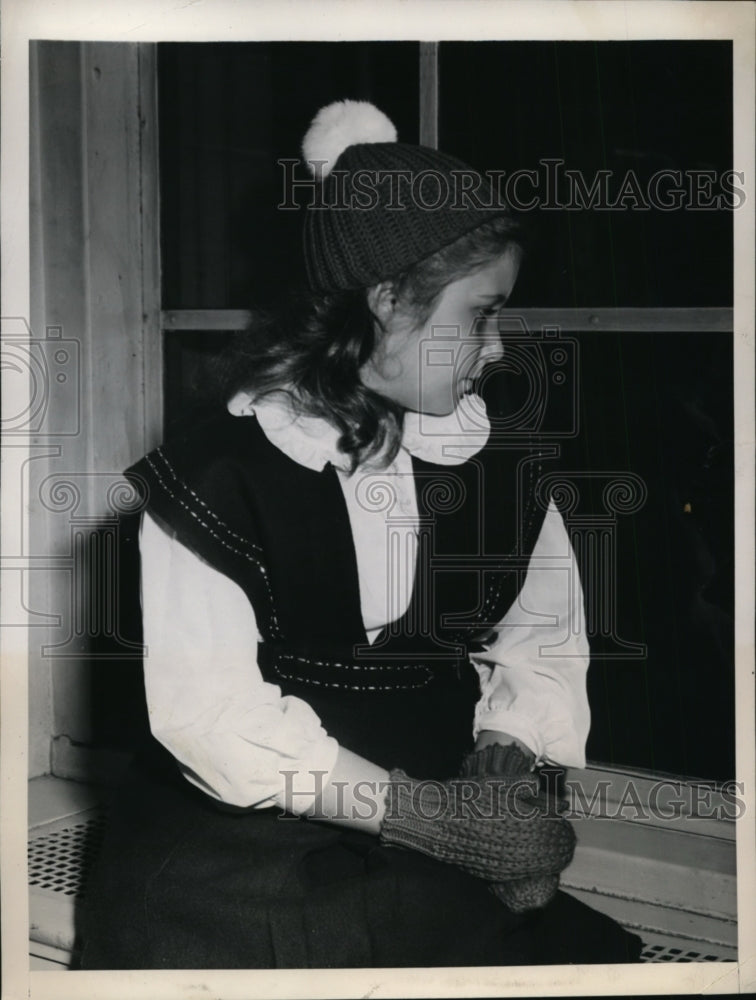 1948 Press Photo New York Frances Schneider wear a Winter Outdoor costume NYC