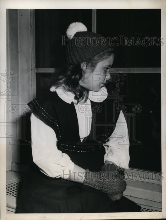 1948 Press Photo New York Frances Schneider wear a Winter Outdoor costume NYC