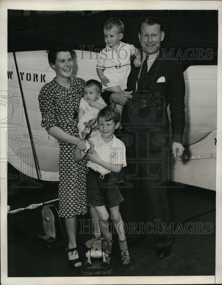 Load image into Gallery viewer, 1940 Press Photo NEW YORK DUTCH OFFICER ARRIVES WITH FAMILY NYC - neny21855
