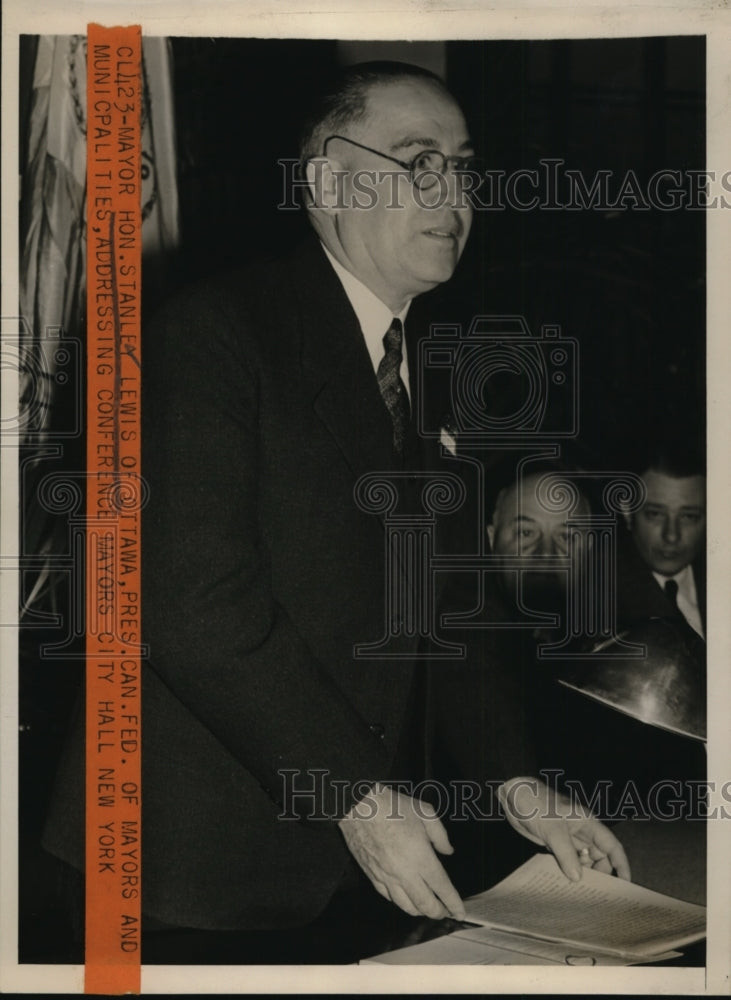 Load image into Gallery viewer, 1940 Press Photo NEW YORK CANADIAN SPEAKER AT U.S. MAYORS' CONFERENCE NYC
