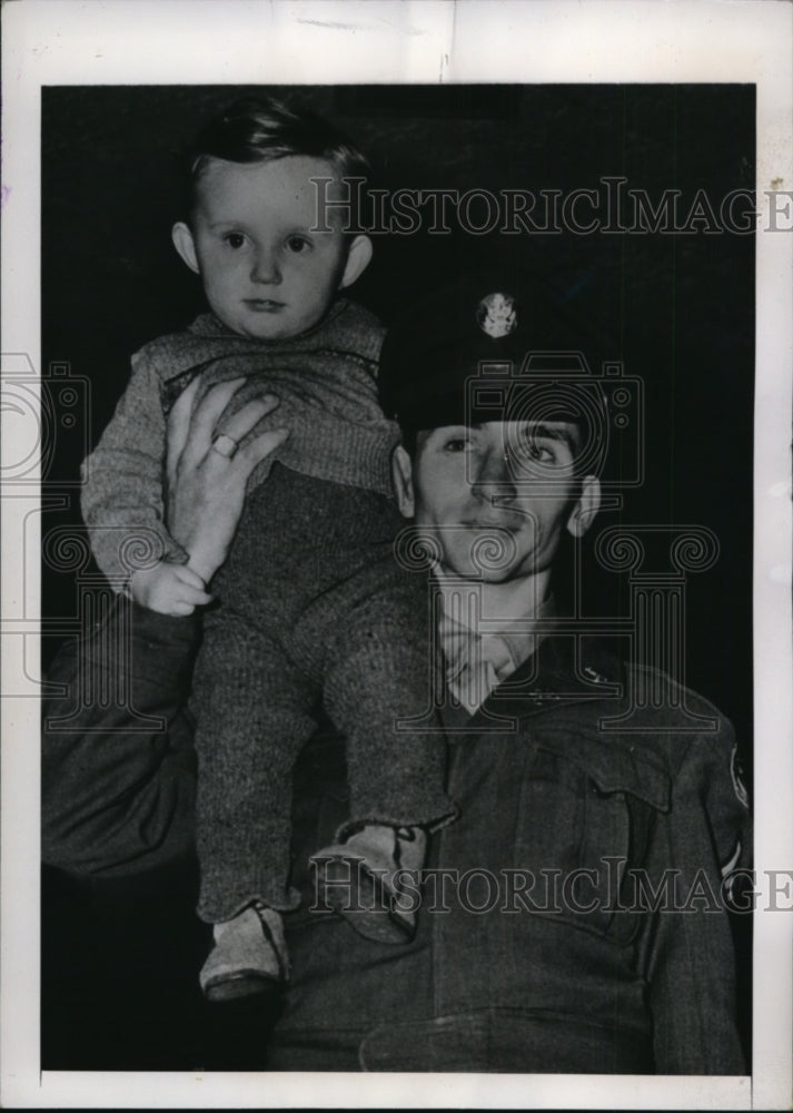 1948 Press Photo New York Sgt Garland Walker & son Garland Jr in NYC