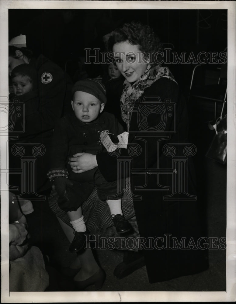 Load image into Gallery viewer, 1946 Press Photo New York Mrs. Hilda Baclon &amp; son Reginald aboard Queen Mary NYC
