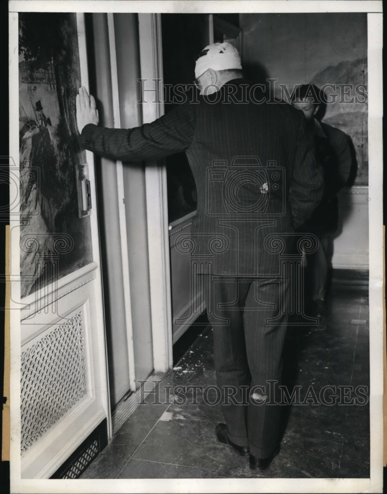 1942 Press Photo New York Suicide caused Explosion at 15 Story Manhattan Apart.