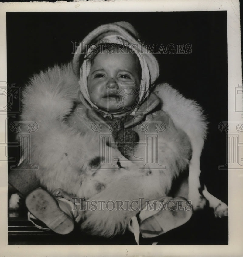 Load image into Gallery viewer, 1948 Press Photo New York Peggy Johnson arrived at LaGuardia Field NYC
