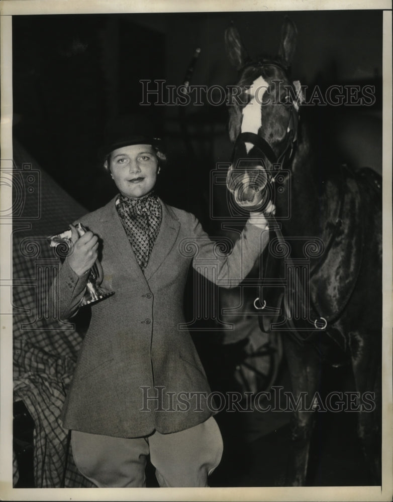 1934 Press Photo New York Wilhelmine S. Kirby winner of the Jockey Club Cup, NYC- Historic Images