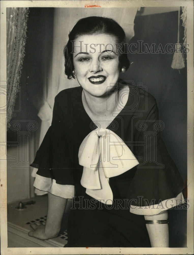 1933 Press Photo New York Visitor Sally West of Los Angeles Plans Flight NYC