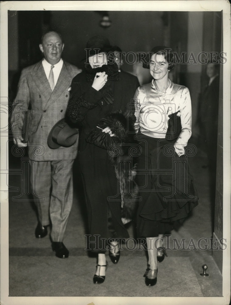 1934 Press Photo New York Mrs Harry Payne Whitney at Vanderbilt Session NYC- Historic Images