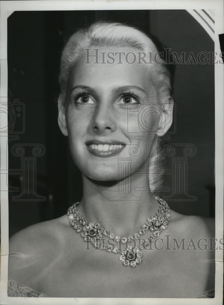 Load image into Gallery viewer, 1950 Press Photo New York Giulianno Fritar jewelry modeled at show NYC
