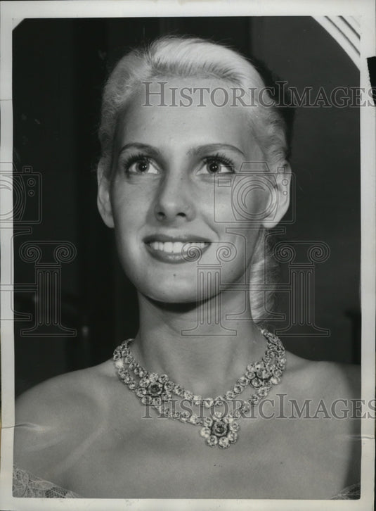 1950 Press Photo New York Giulianno Fritar jewelry modeled at show NYC