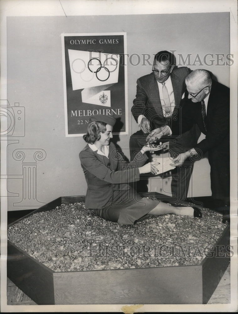 1956 Press Photo NEW YORK A DIME FOR U.S. OLYMPIC TEAM FROM EACH RAZOR SOLD NYC